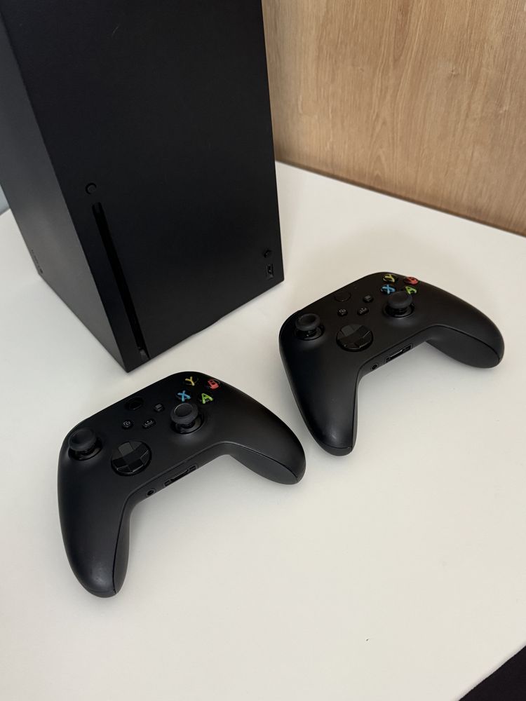 Konsola Xbox Series X + 2 pady