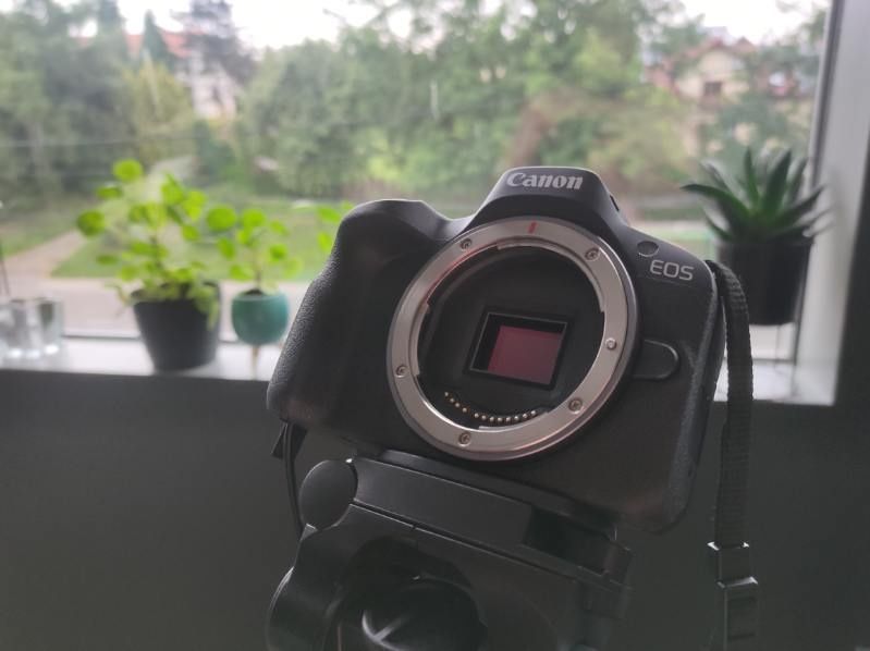 Canon EOS R50, bezlusterkowiec z matryca 24Mpx APSC. Bagnet