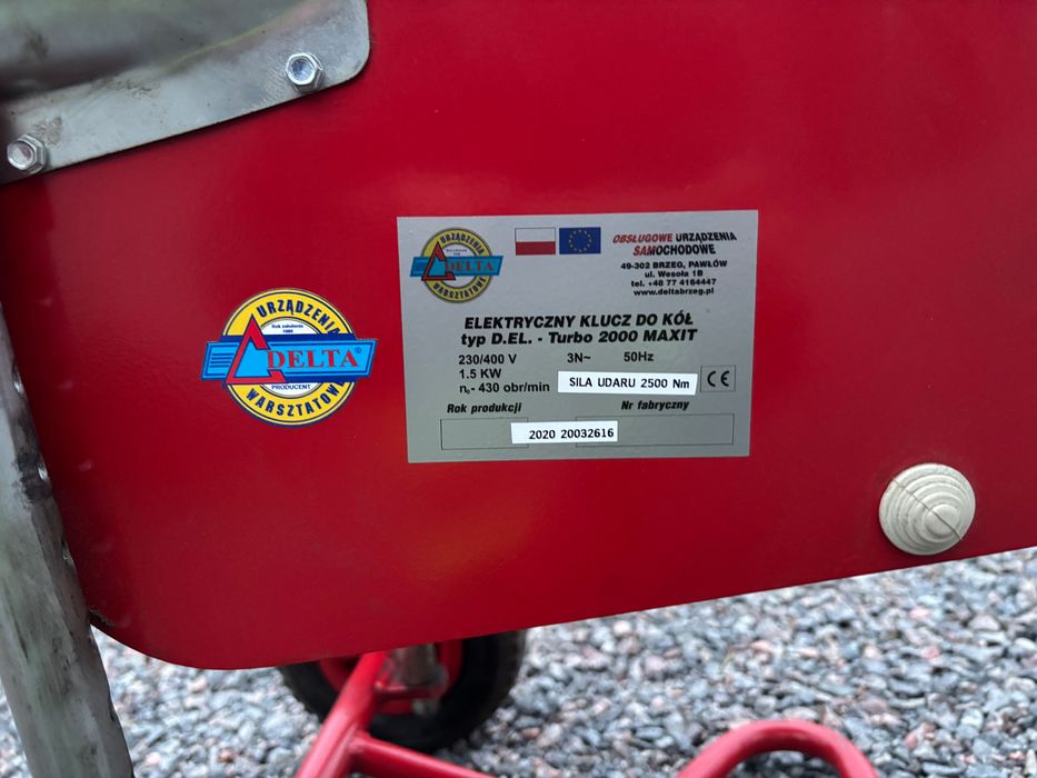 Klucz elektryczny do odkręcania i zakręcania kół