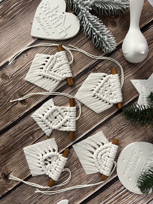 Ялинкові іграшки з макраме та корицею