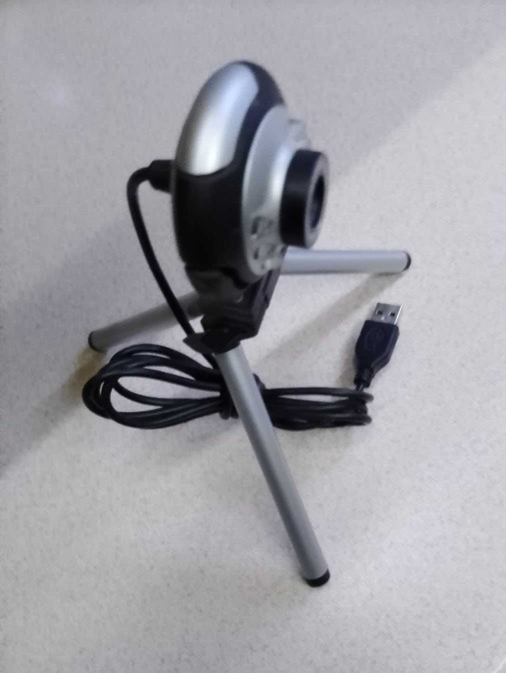 Веб-камера DeC-110 на штативі є мікрофон та підсвітка, однопровідна