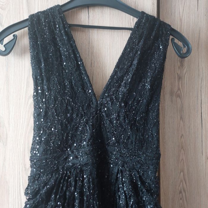 Czarna długa suknia s cekiny