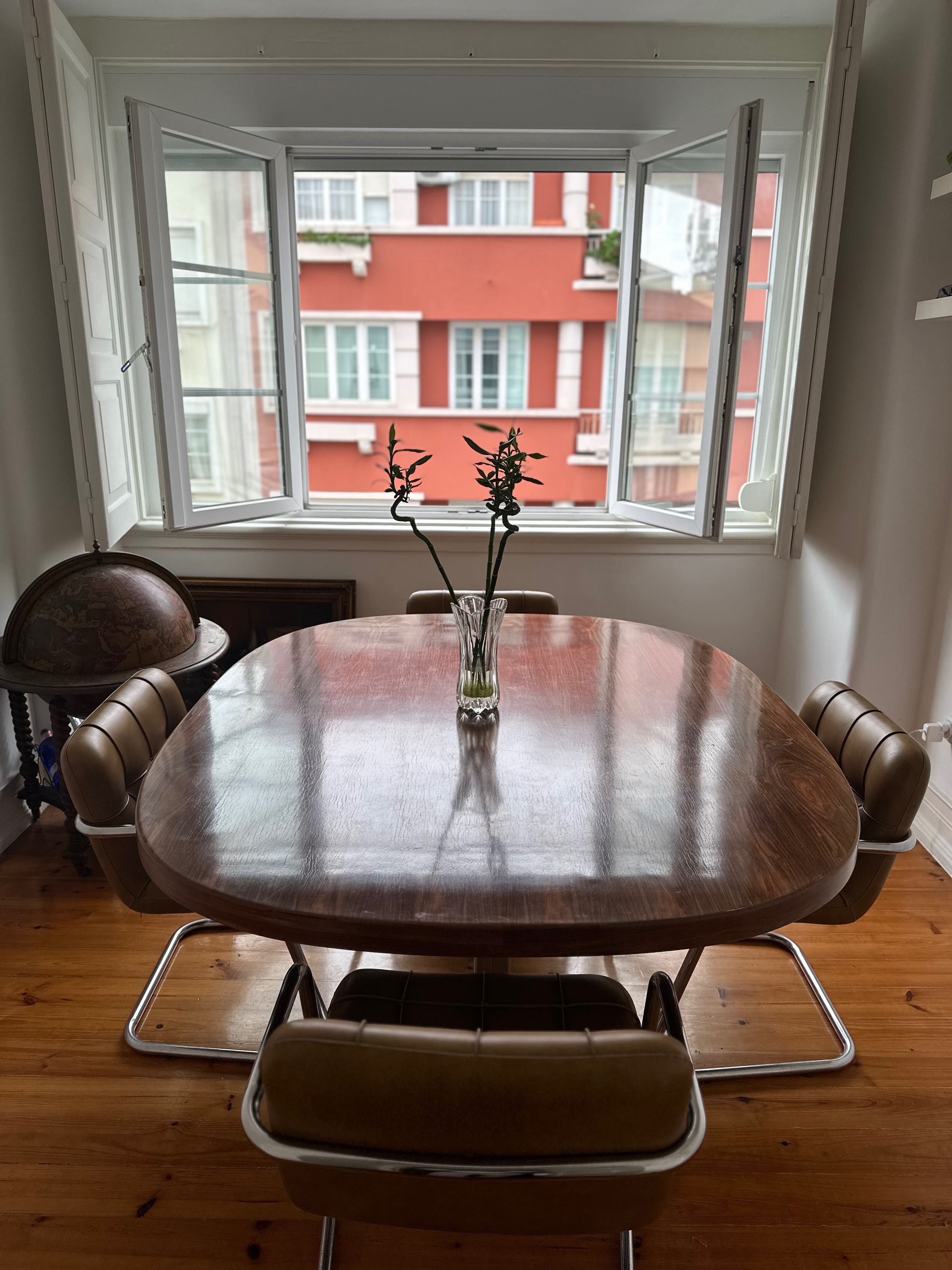 Mesa e Cadeira por Daciano da Costa