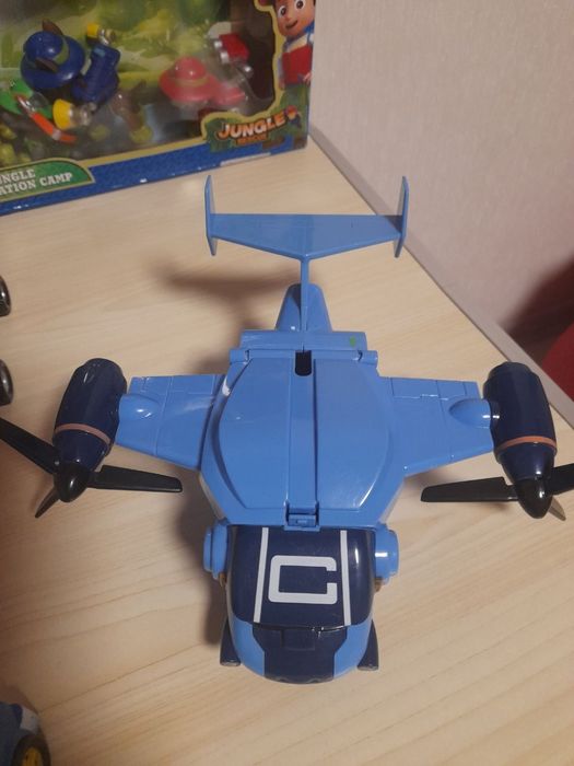 Самолет Кери из мульфильма робокар Поли.