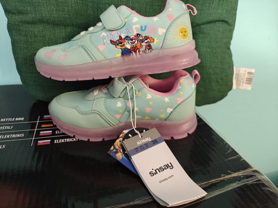 Piękne buty dziecięce rozmiar 30 z świeceniem LED w podeszwie