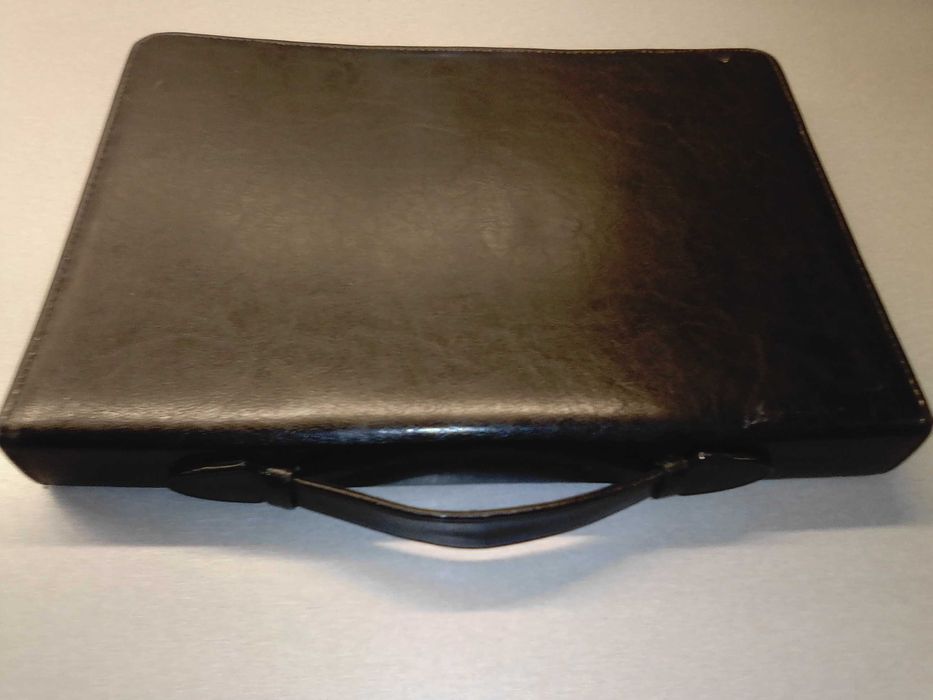 Teczka na dokumenty z wysuwanym uchem,przegródkami,klipsem na koszulki