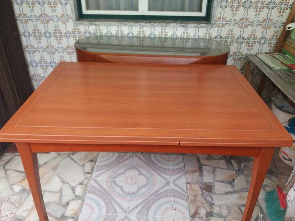 Mesa extensível em cerejeira com 6 cadeiras...