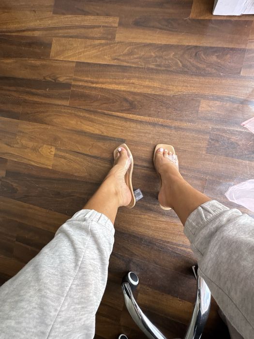 Transaperntne buty na obcasie klapki