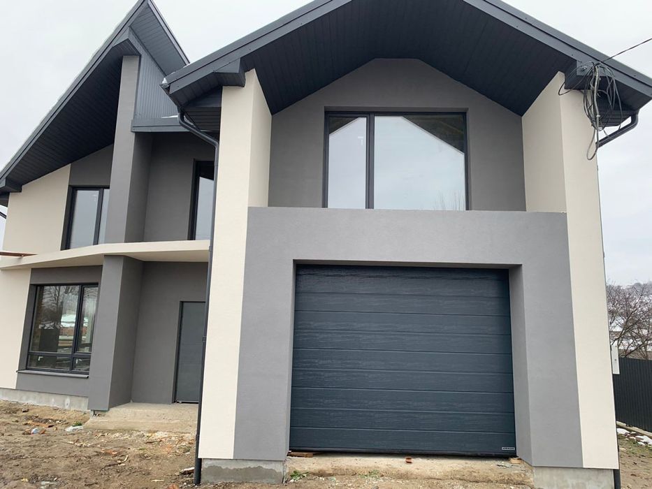 Гаражні секційні ворота , ролети та монтаж