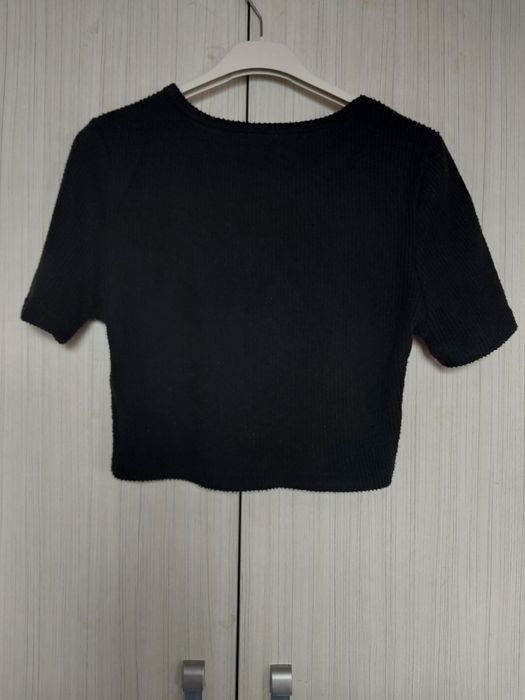 Czarny prążkowany crop top shein