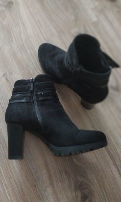Botki czarne na obcasie 38