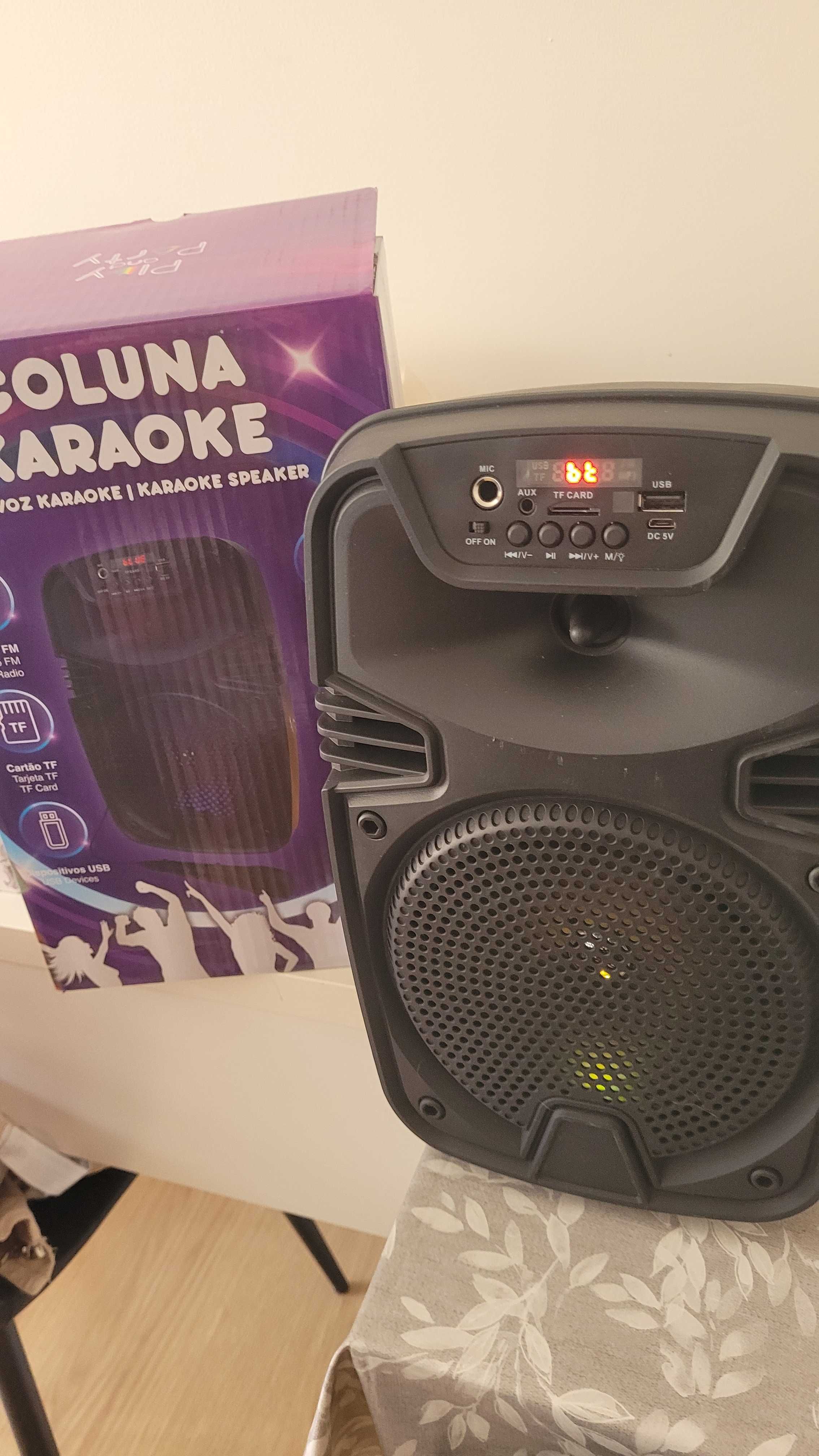 Karaoke novo com microfone