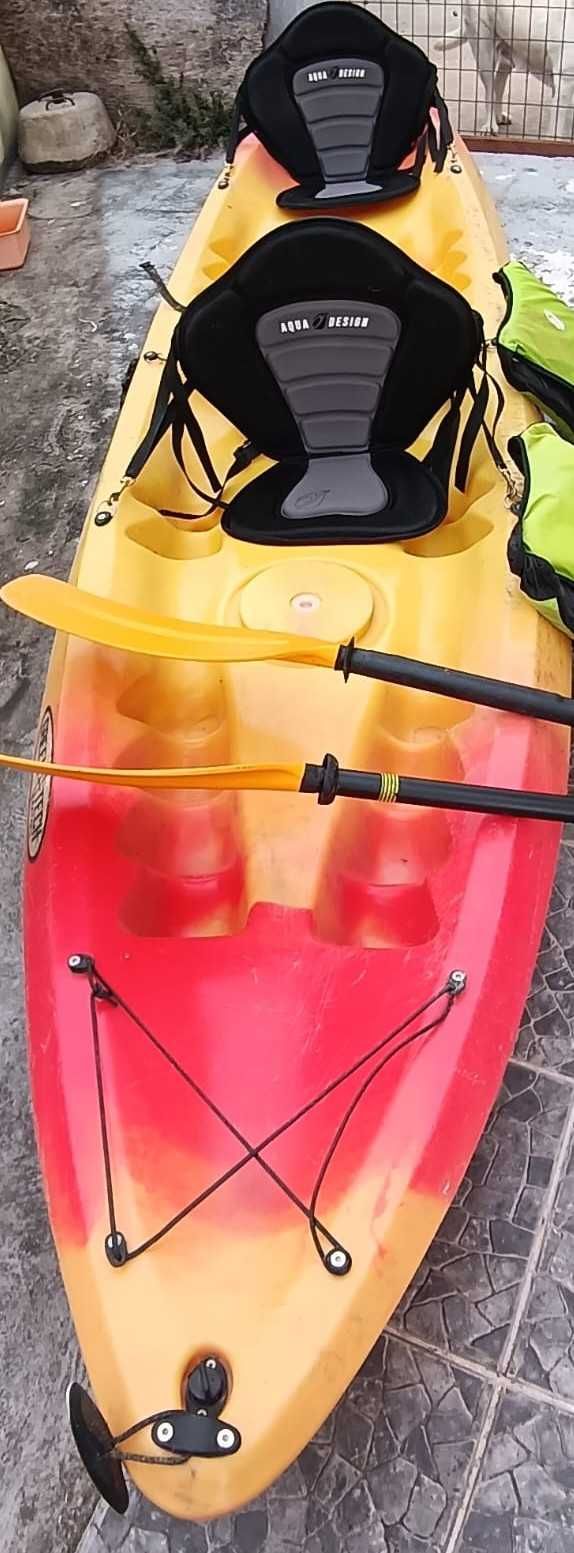 Kayak usado, 2 coletes, 2 pagaias e 2 encostos
