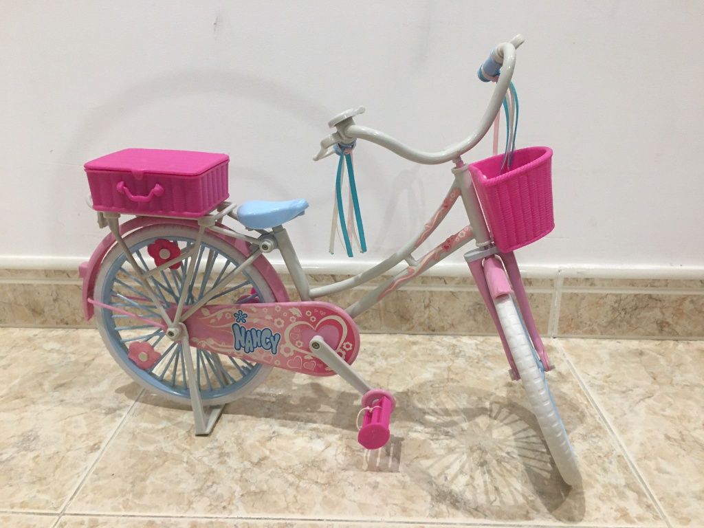 Boneca Nancy com bicicleta