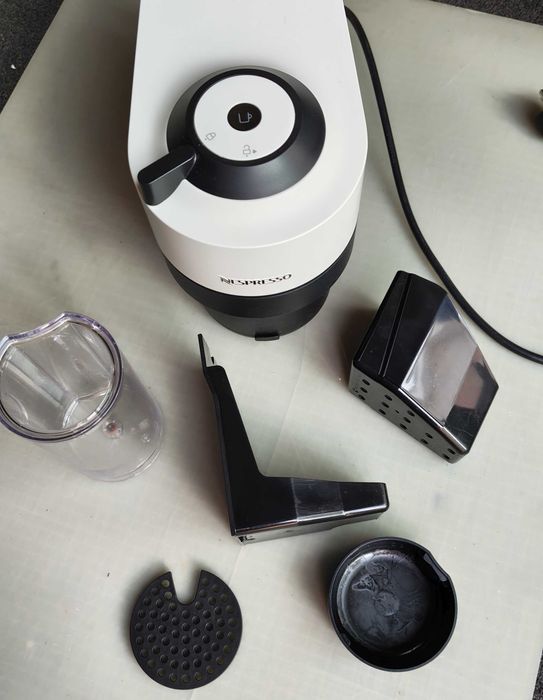 Máquina de café Nespresso Vertuo Pop Coconut White, em óptimo estado!