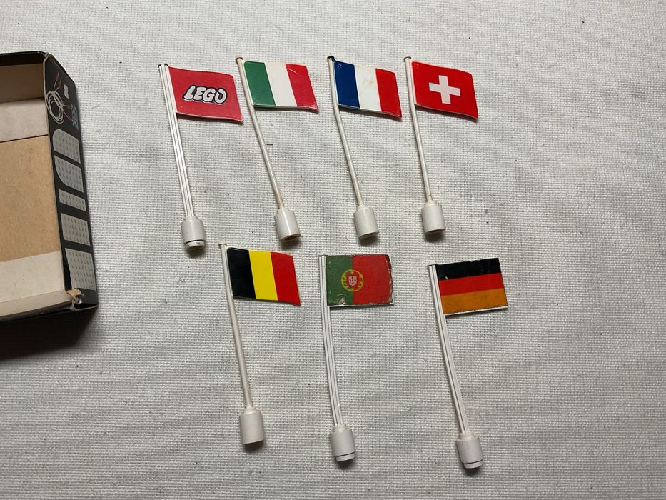 Antigo Lego System referencia 242A com bandeiras Raro nestas condicões