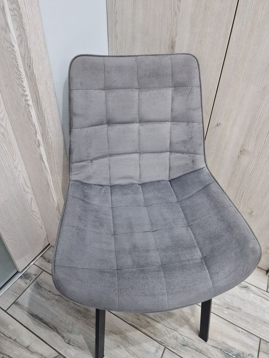 Krzesła szare i czarne  x4 tapicerowane do jadalni, kuchni, salonu