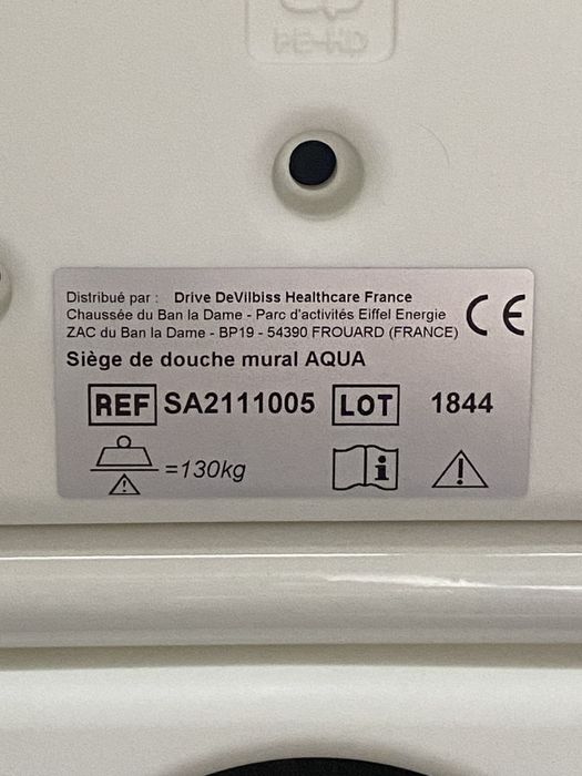 Стул для душа откидной с пластиковым сиденьем.