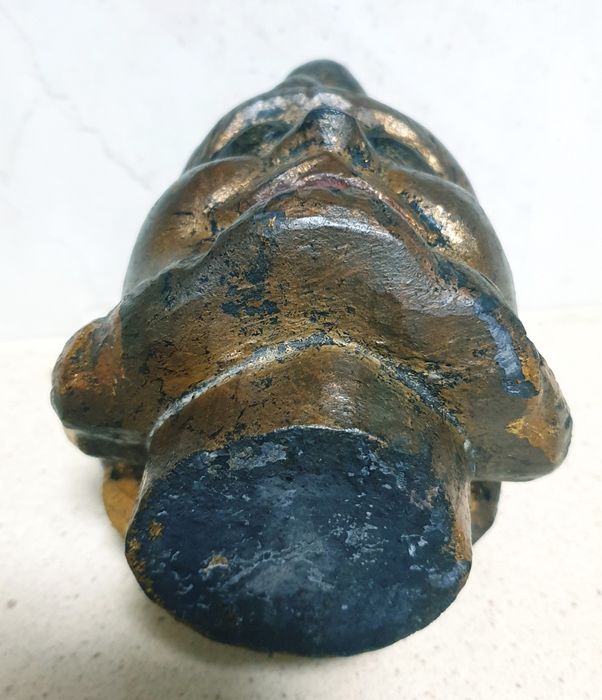 Antiga cabeça de Hu asiática em madeira esculpida e policromada