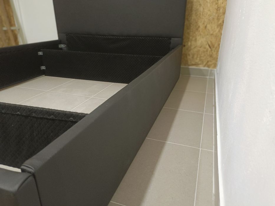 Cama Casal muito bem 140*190 não tenho colchão