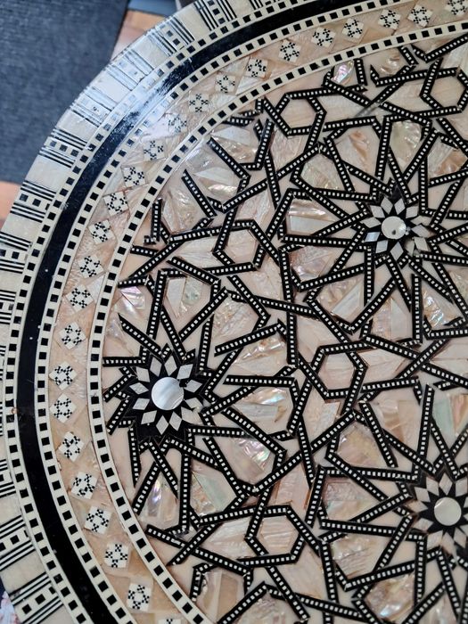 Mesa de apoio, estilo marroquino, em madrepérola e pau preto