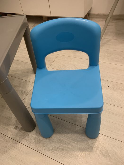 Stolik i dwa krzesełka dla dzieci