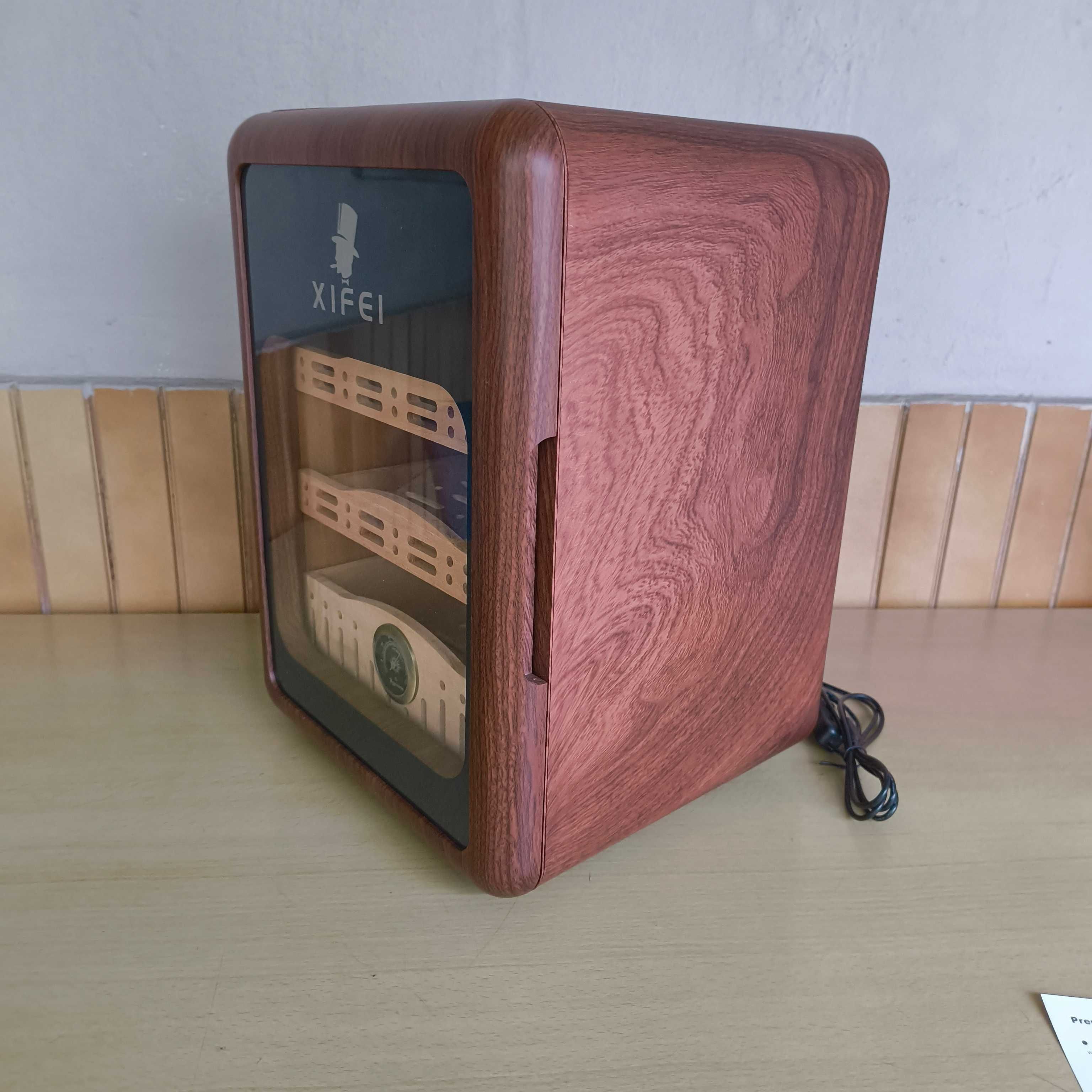 Charuteira Madeira de Cedro Com iluminação Led Charutos