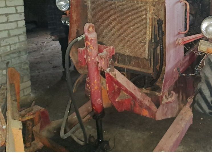 Трактор т-150 з відвалом.