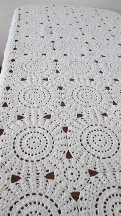 Toalha de mesa em crochê feita á mão , barbante numero 4