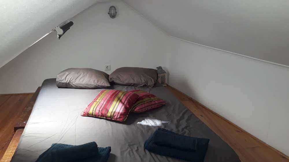 Sotão(QUARTO)+ wc privado. Teto BAIXO. Centro Lisboa. Com CAUÇÃO.