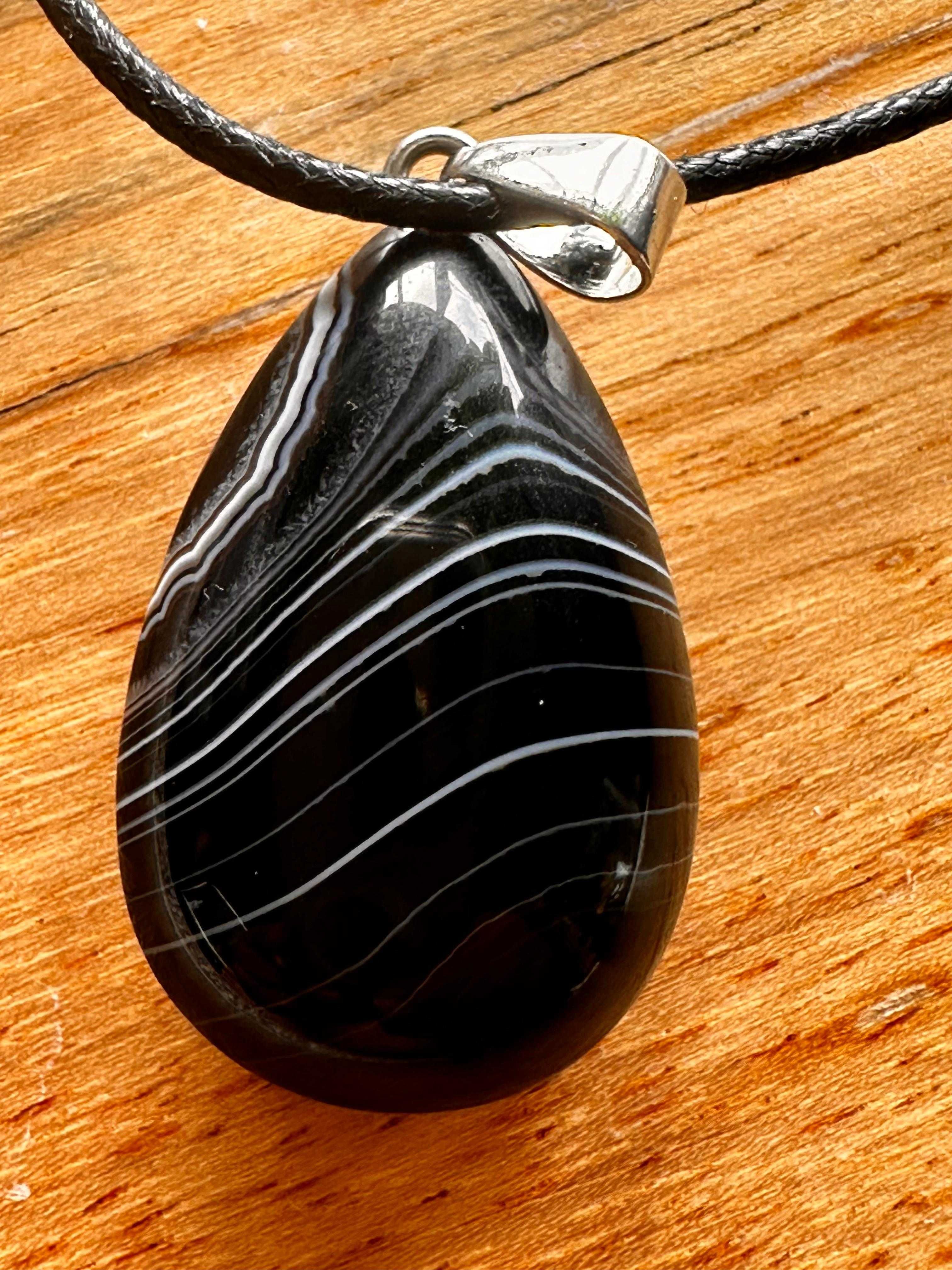 Ágata Negra Banded Cabochon – A Beleza das Camadas, a Força Interior