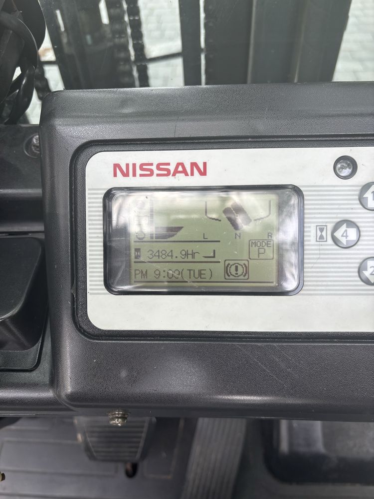 Wozek widlowy Nissan 1,8t triplex