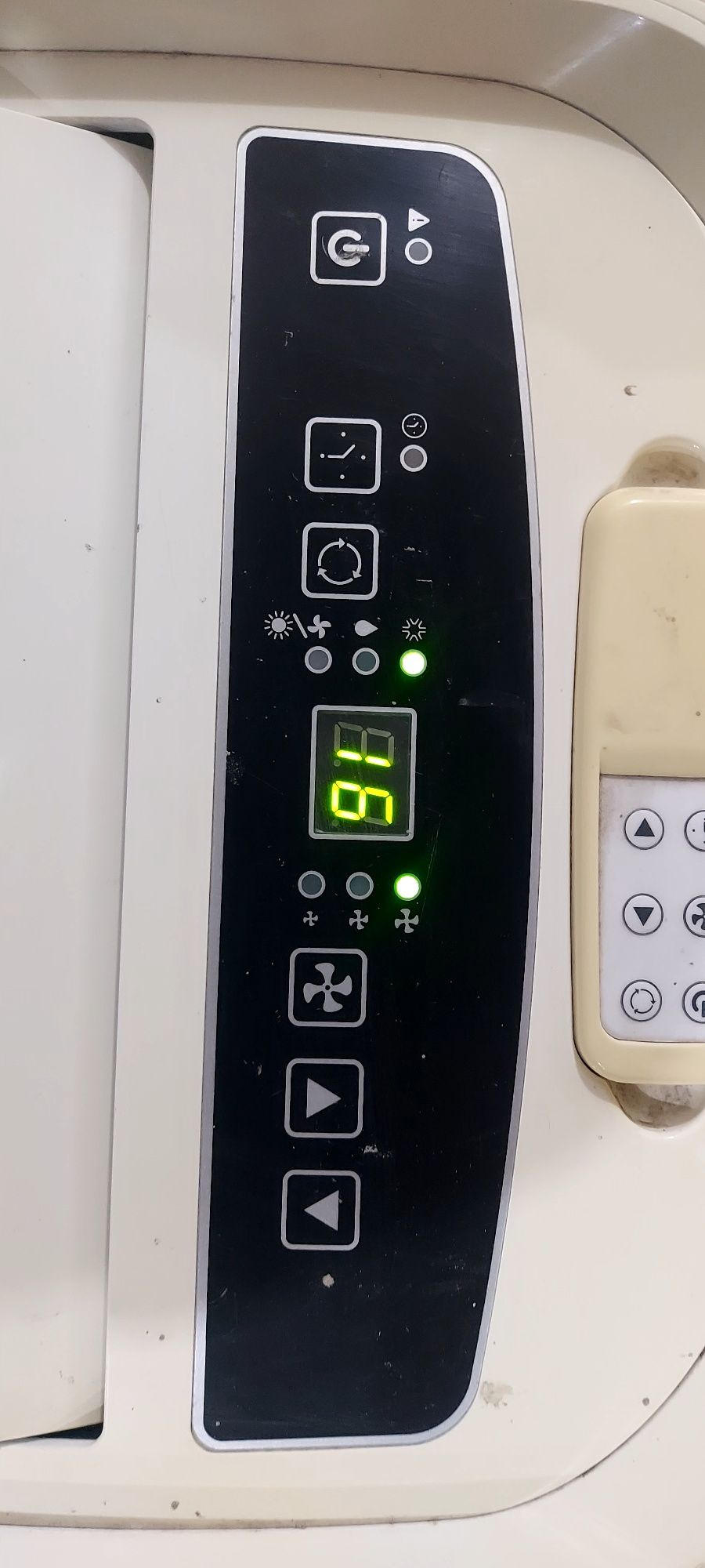 Klimatyzator  z pilotem i funkcją  grzania