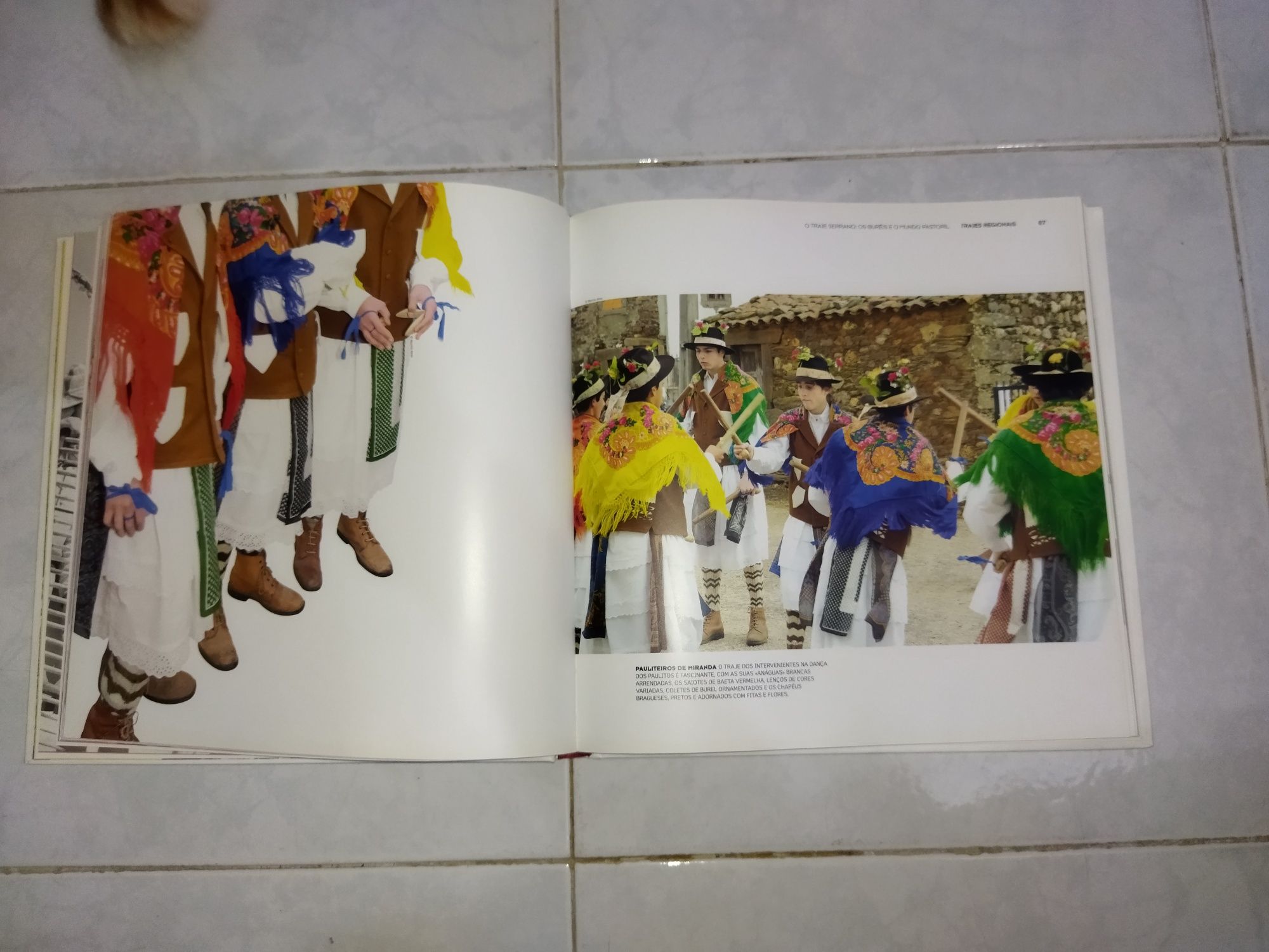 Livro CTT Trajes Regionais