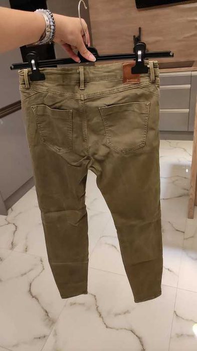 Sexy spodnie damskie jeansy z dziurami Bershka khaki, JESIEŃ ZIMA 2025