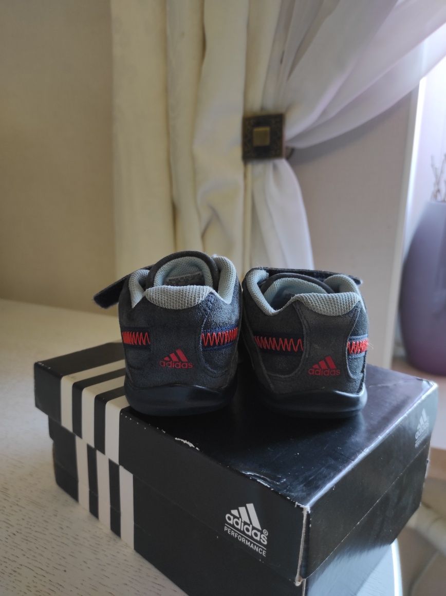 Продам кроссовки Adidas 21 р (стелька 13.5 см)