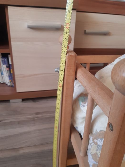 Kołyska z lalką wydającą dźwięki