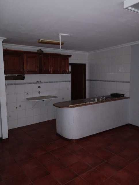 Casinha em Banda na zona histórica - T2 + Loja comercial