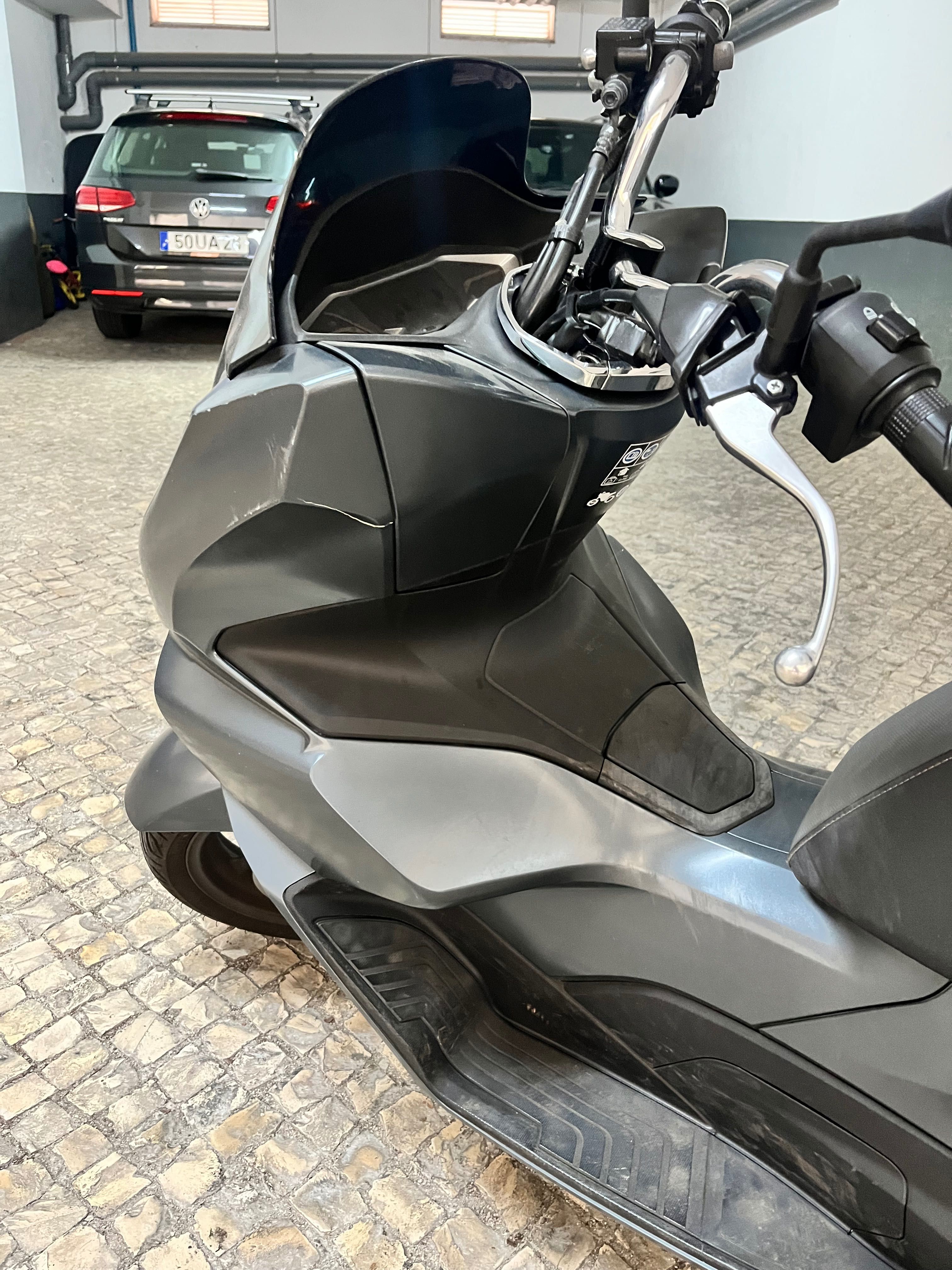 PCX 2022 10k kms em ótimo estado, guardada em garagem