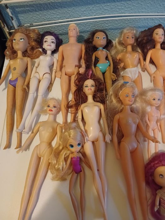 Conjunto de 15 bonecas Barbie variadas.

- Bonecas de diferentes model