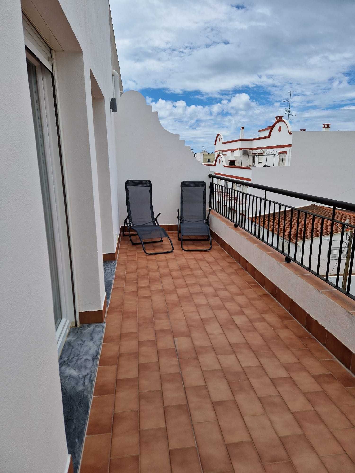 T2 com garagem e piscina, perto da praia