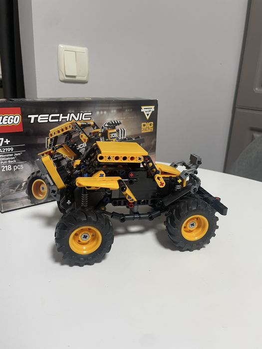 Lego technic monster jam з інерційним двигуном. Лєго технік. 42199