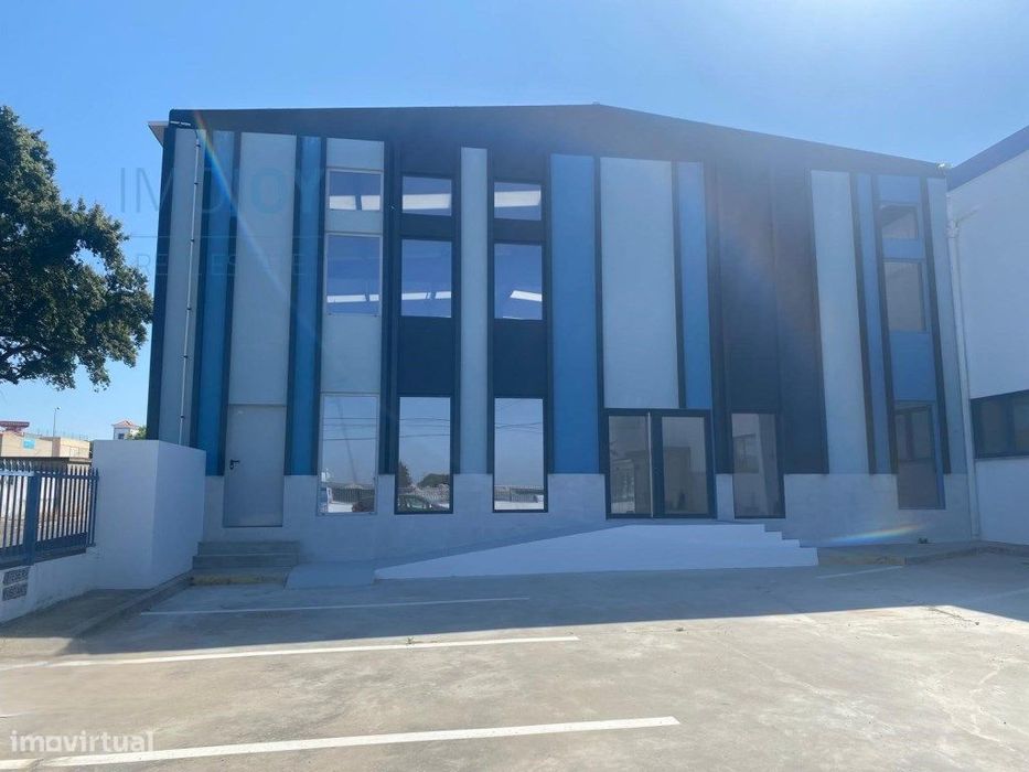 Armazém de 575 m2 para Arredamento na Zona Industrial do Pau Queima...