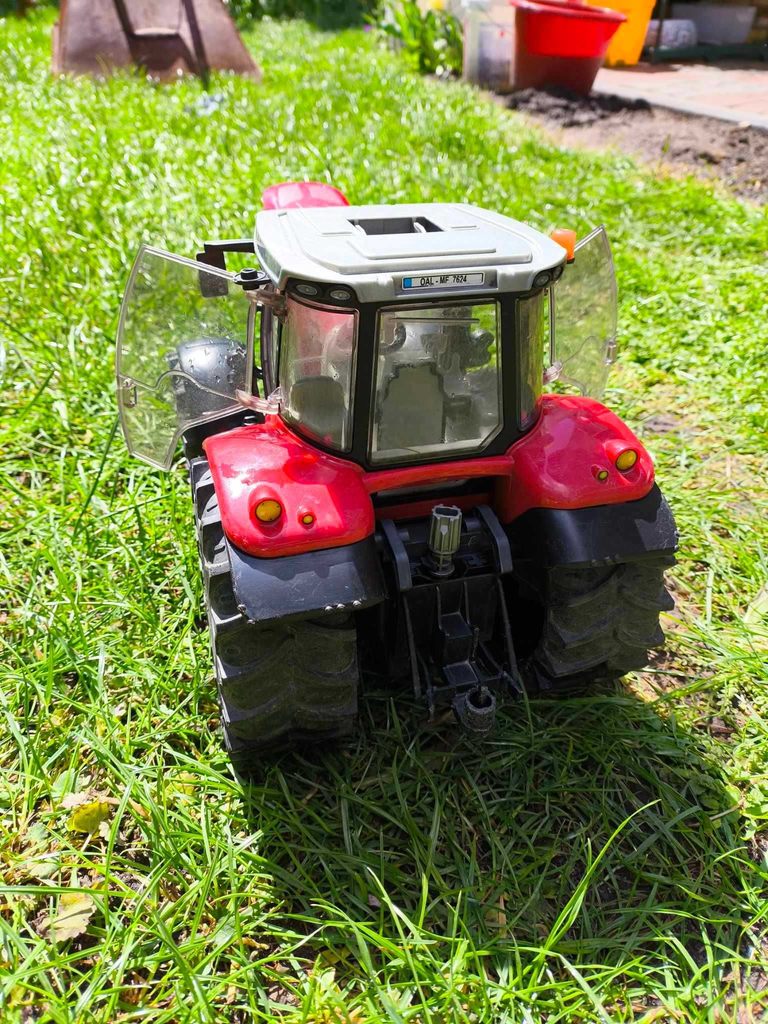 Traktor Massey Ferguson firmy bruder