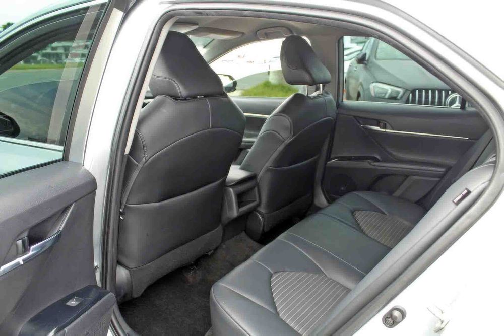 Toyota Camry SE      2020