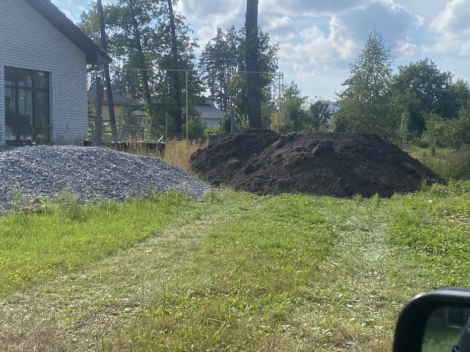 земля. підсипка. будівельне сміття. асфальт