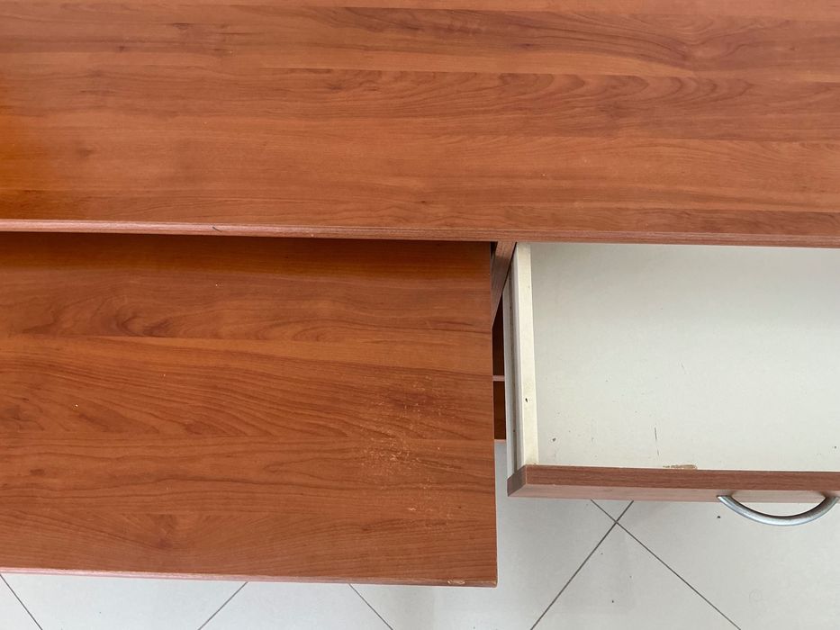 Secretária grande para computador com gaveta e prateleiras