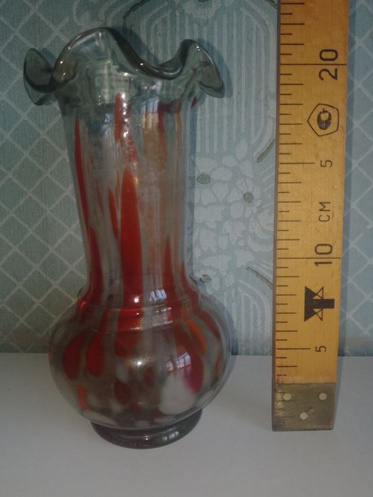 Продаються цукерниці та вироби з кришталю та скла.