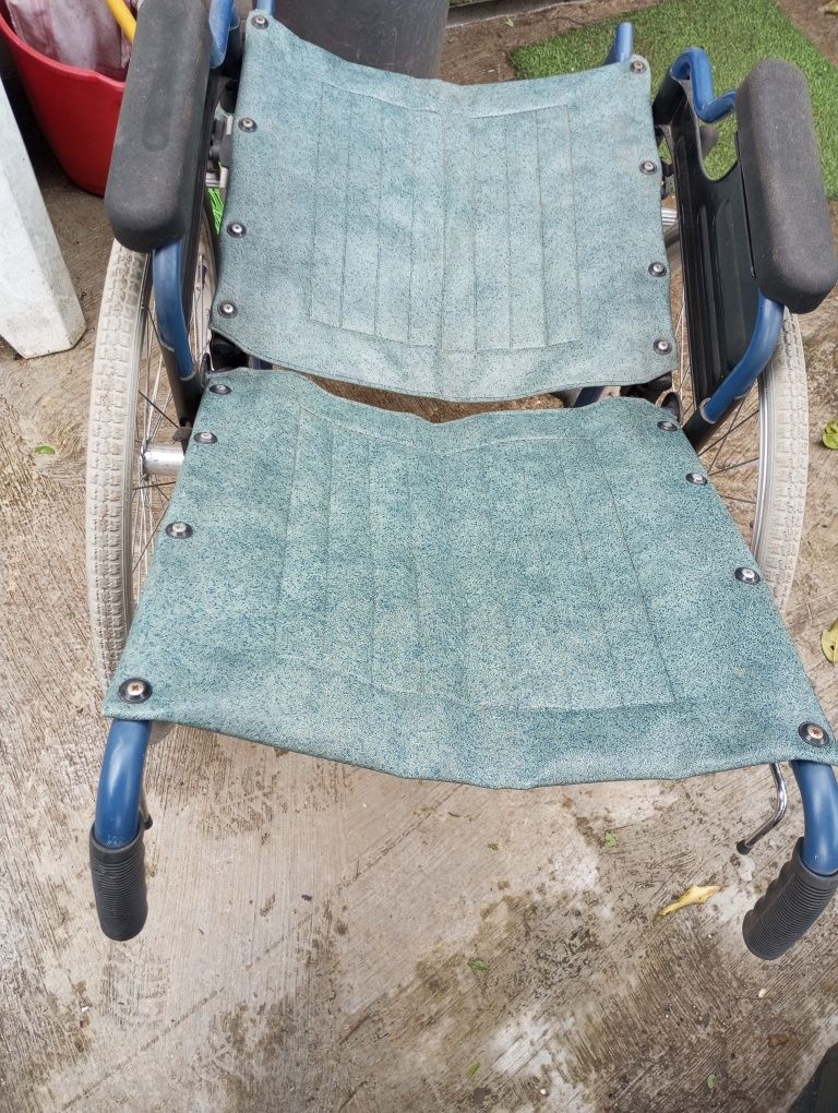 Cadeira de rodas marca invacare dá para inclinar as costas