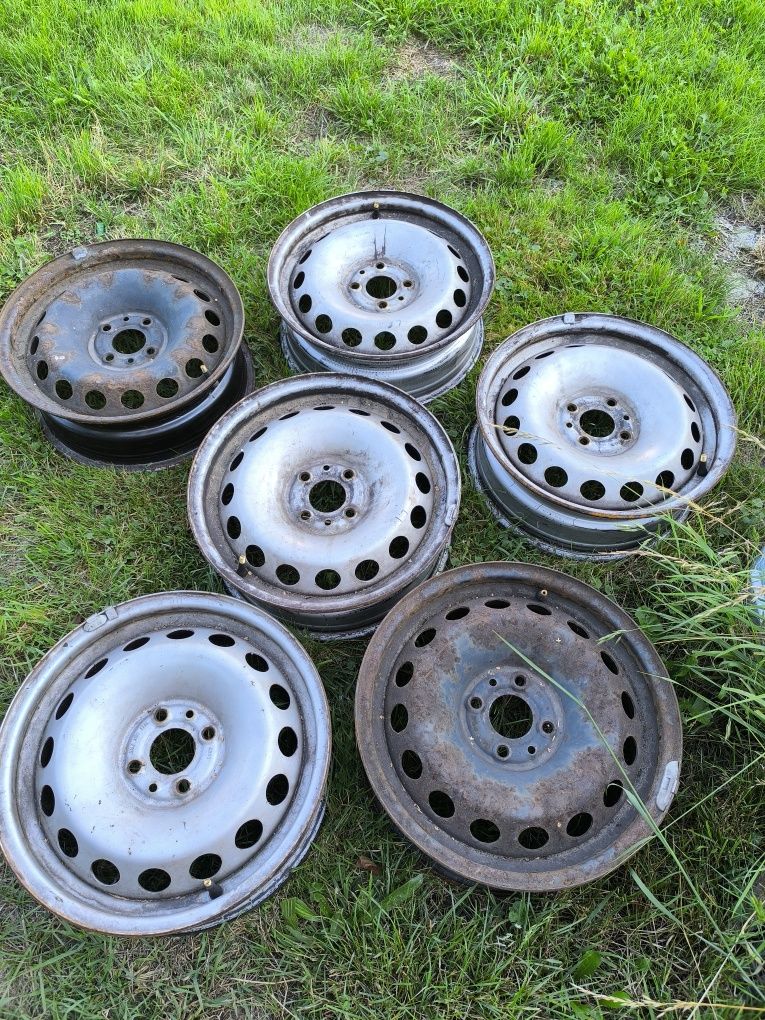 Felgi stalowe  R 15 Fiat Doblo i inne 4 sztuki plus  4 śruby 2 felgi g
